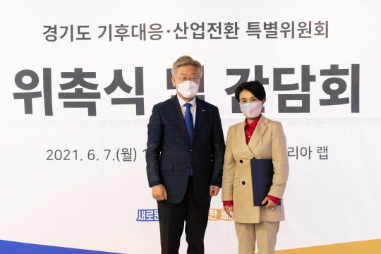 이재명 경기도지사(왼쪽)와 강금실 전 법무부 장관이 지난달 7일 경기 성남시 경기콘텐츠코리아 랩 별똥별에서 열린 '경기도 기후대응·산업전환 특별위원회' 위촉식에서 기념 촬영을 하고 있다. 경기도 제공